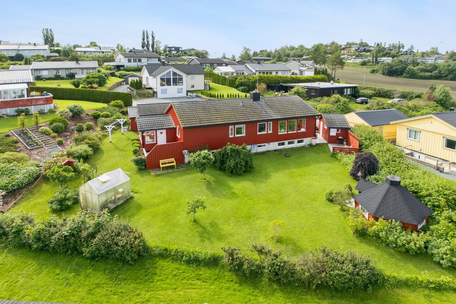 Velkommen til Svend Svendsens veg 12! En trivelig enebolig med praktisk og sjarmerende tomt med romslig og velstelt hage. Galleribilde