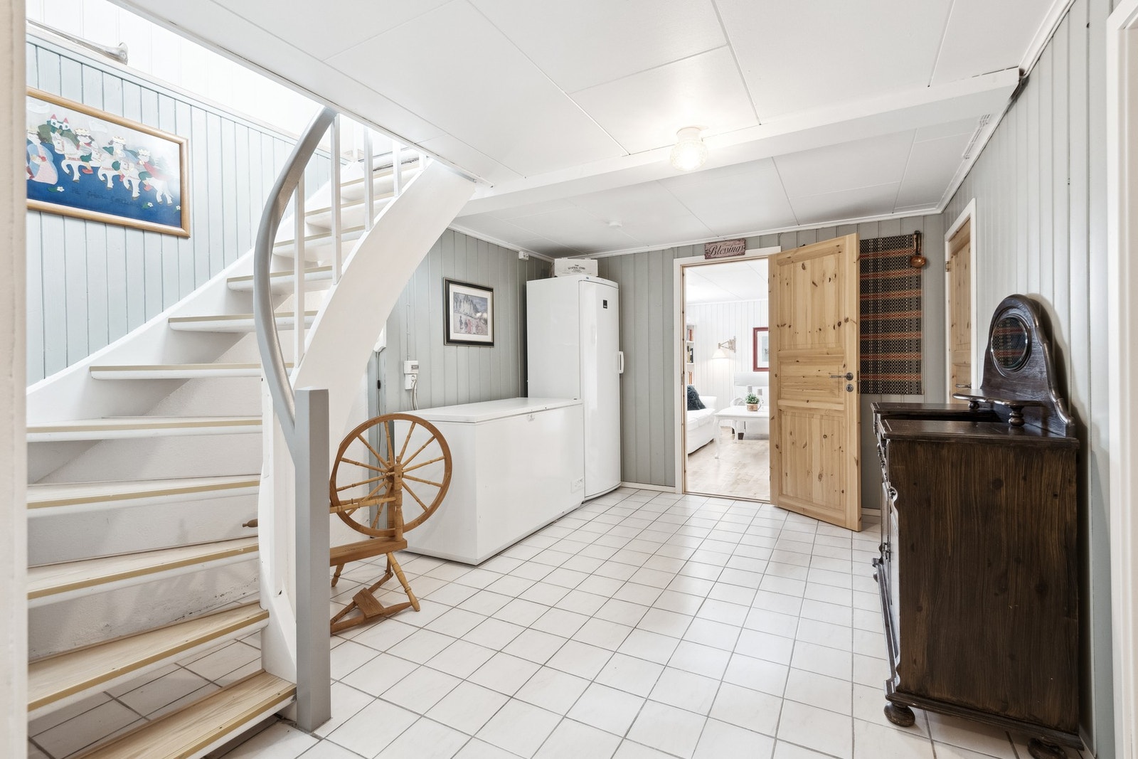 Gang/ trapperom er flislagt og har god plass til oppbevaringsmøbler. Galleribilde