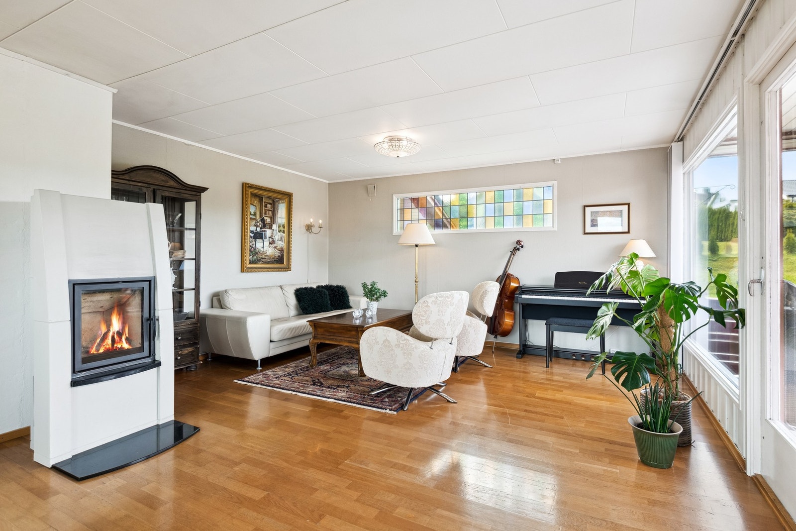 Nyt kalde høstdager i godstolen foran peisen. Galleribilde