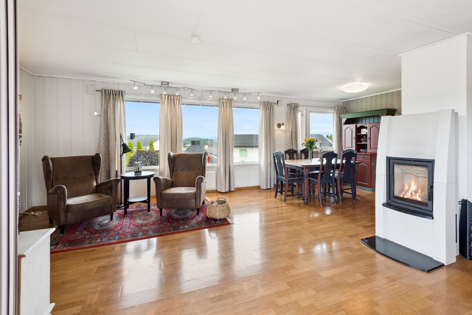 Boligen har en behagelig kombinasjon av vedfyring og luft til luft varmepumpe. Da har du den stabile varmen fra varmepumpen, sammen med en ekstra god varme fra vedovnen på kalde dager. Galleribilde