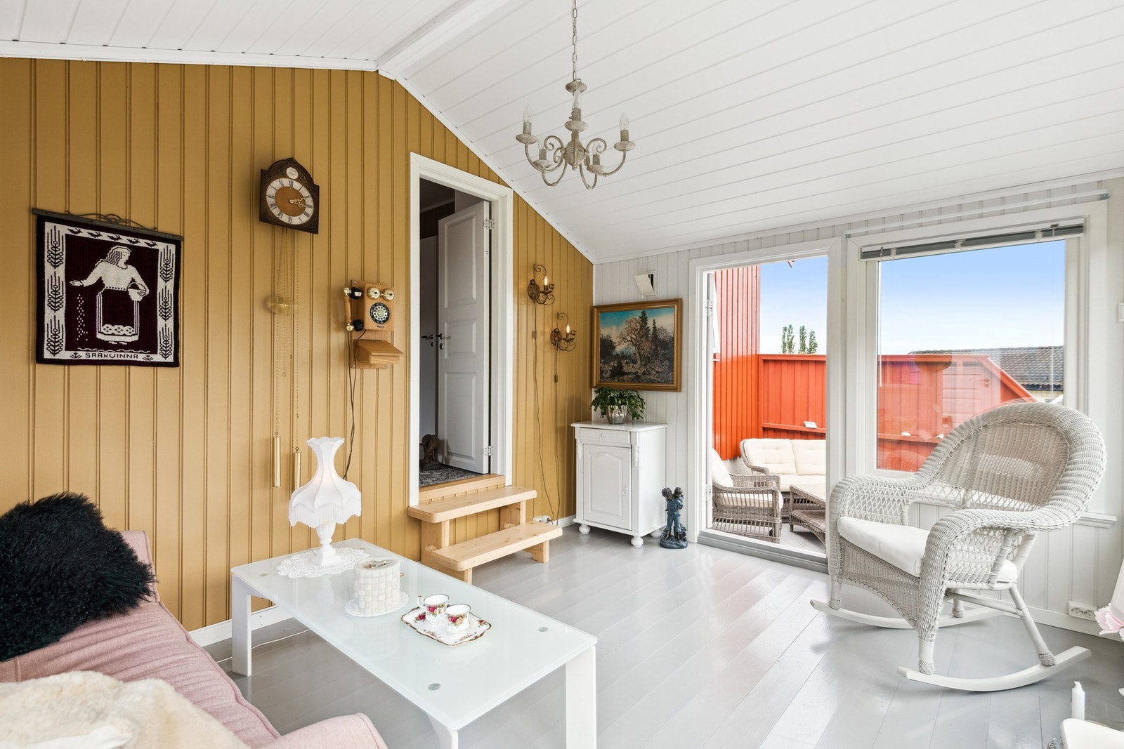 Hagestuen er lys og trivelig, med egen utgang til sørøstvendt terrasse. Galleribilde