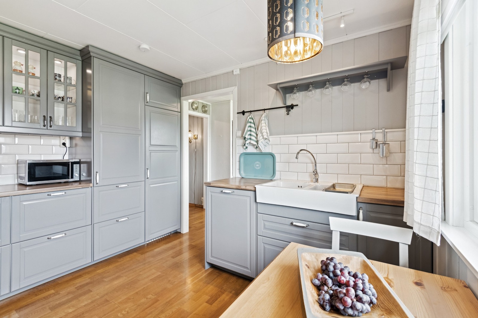 Kjøkkeninnredningen var ny i 2015. Kjøkkenet har godt med skap- og benkeplass. Galleribilde