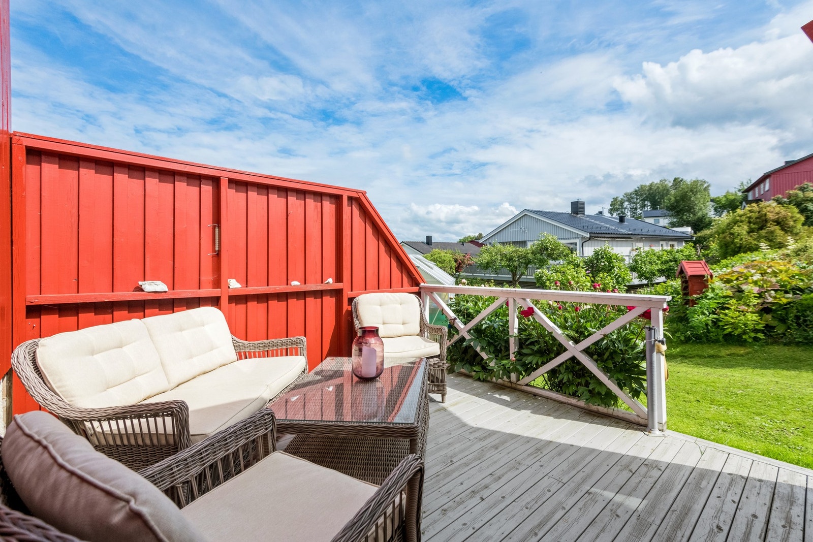 Uteplassen utenfor hagestua er sørøstvendt og har godt med sol på formiddagen på solrike sommerdager. Galleribilde