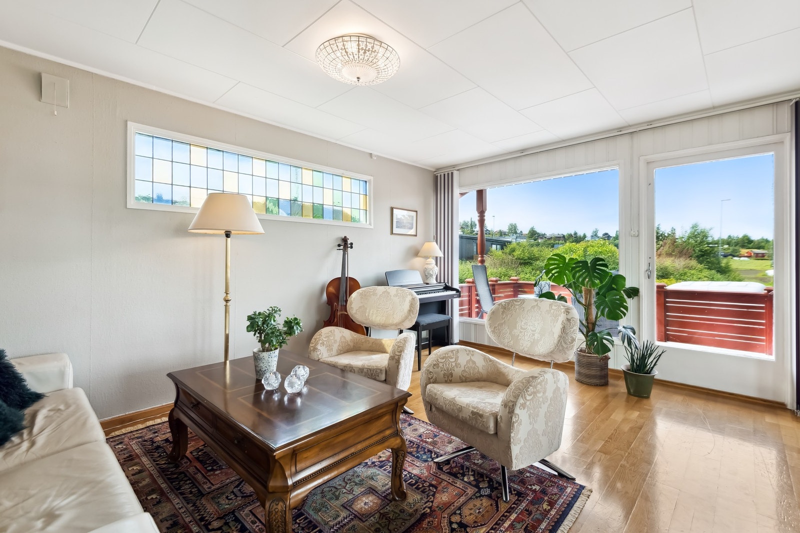 Fra stua er det utgang til verandaen hvor man kan nyte den seneste kveldssola på fine sommerdager. Galleribilde