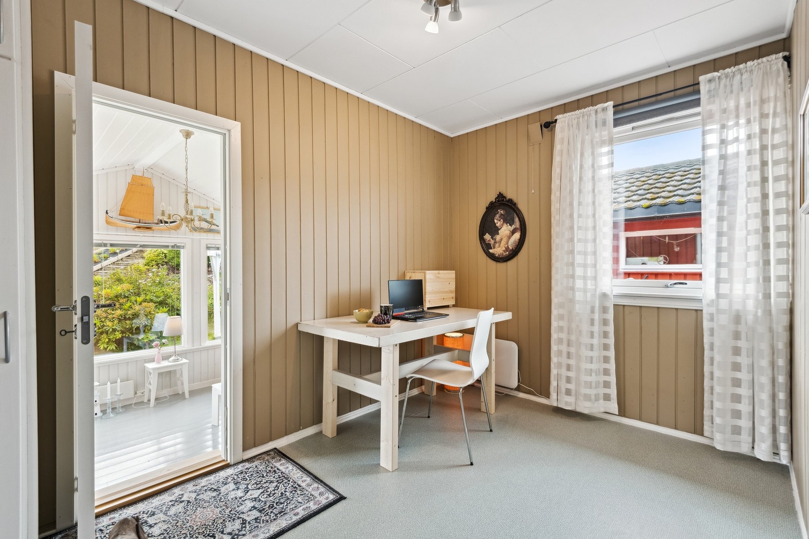 Soverom med utgang til hagestuen. Selger har i etterkant av bildetaking lagt nytt Pergo laminatgulv på dette soverommet. Galleribilde