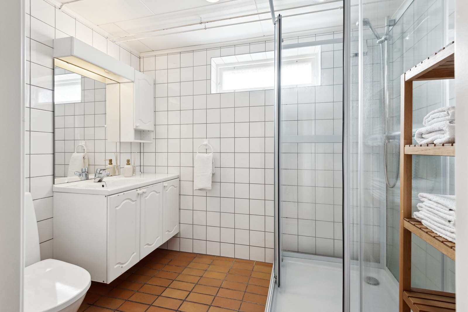 Bad i underetasje er flislagt og har dusjkabinett. Rommet er ikke godkjent som oppholdsrom og tilfredsstiller heller ikke krav til rømning. Galleribilde