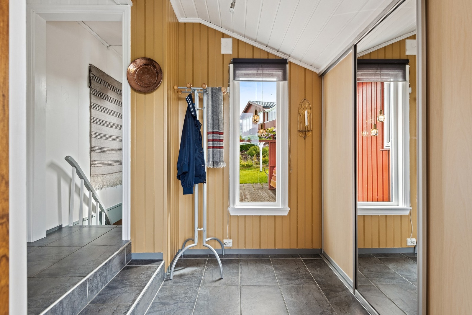 Flislagt og romslig gang med skyvedørsgardrobe. Galleribilde