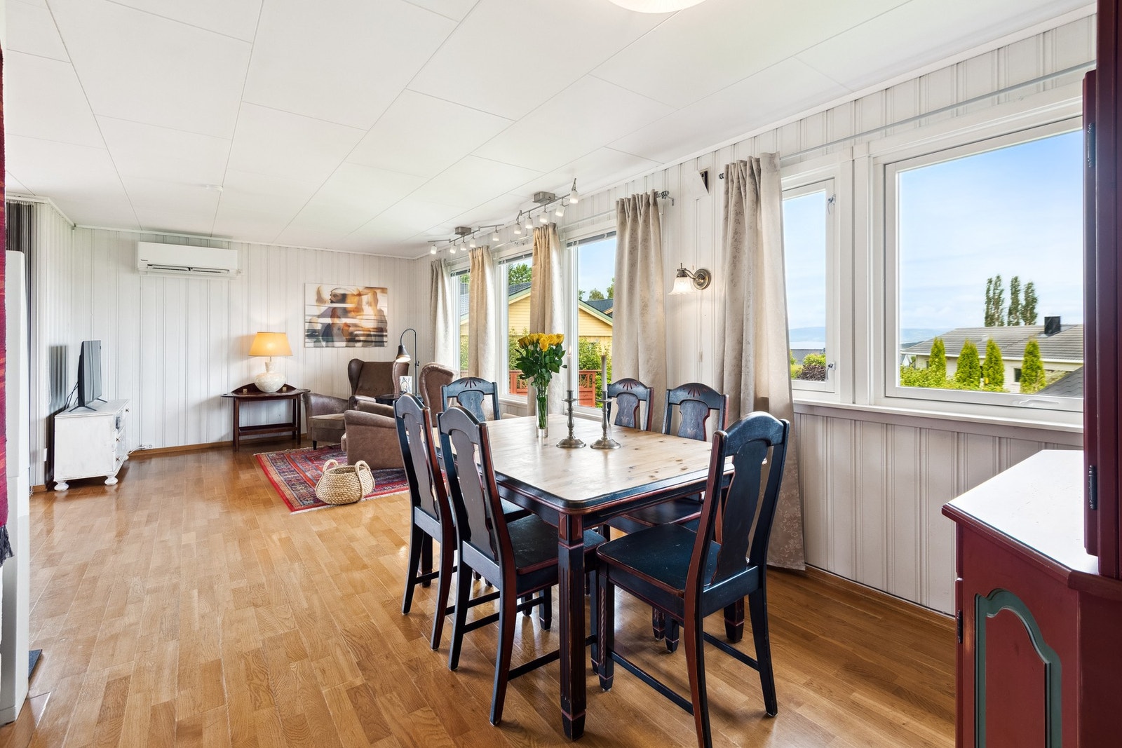 Skulle sommerdagen bli for varm har man også mulighet for kjøling med aircondition fra varmepumpen. Galleribilde