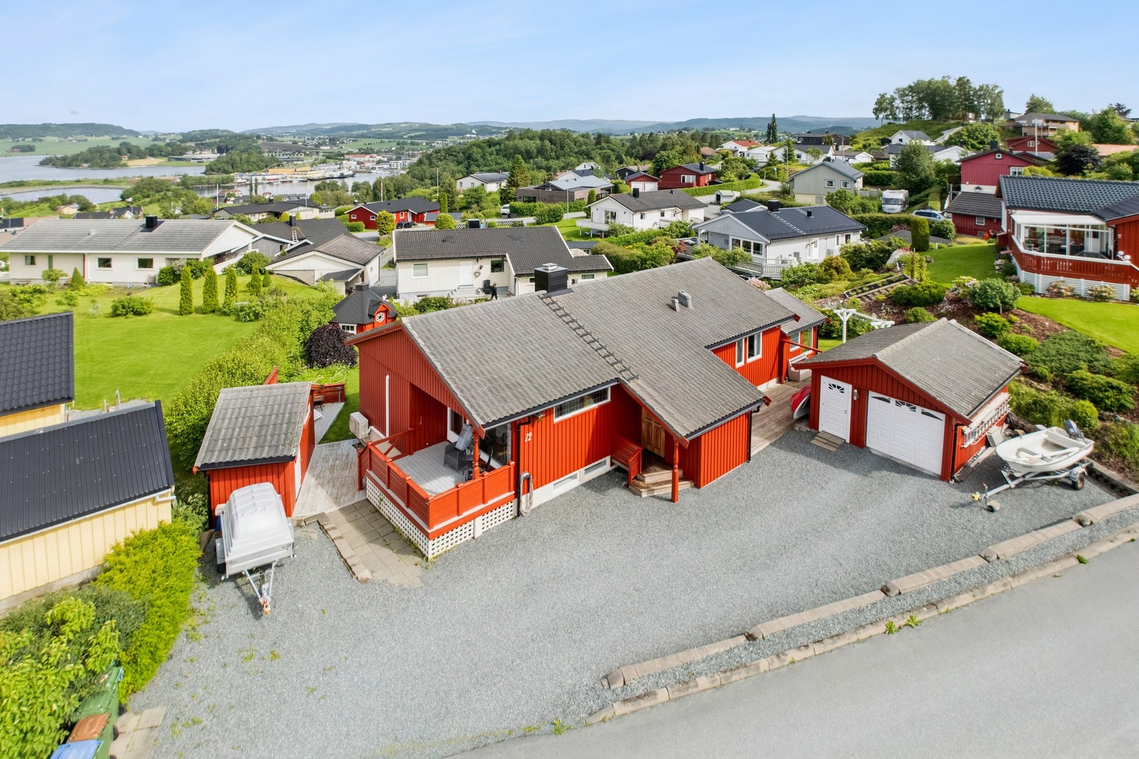 Eiendommen har parkering i garasje, samt på romslig gårdsplass. Galleribilde