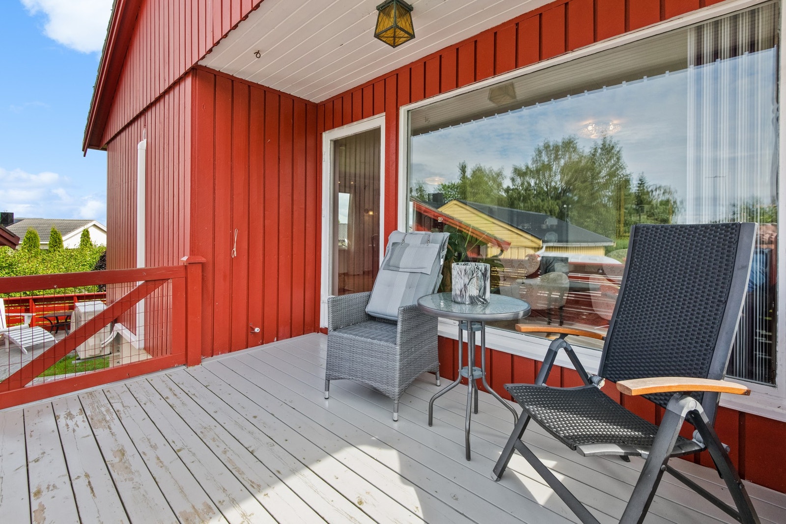 Utenfor stua har man en nordvest vendt delvis takoverbygget veranda hvor man kan nyte kveldssola på fine sommerkvelder. Galleribilde