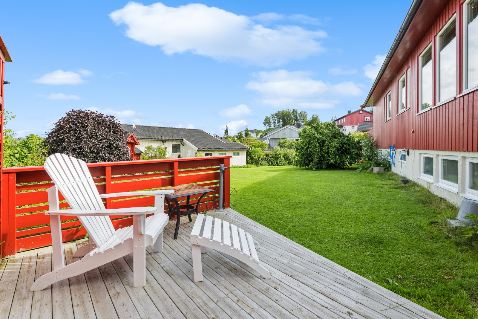 På plattingen på hage-siden kan man nyte en god kopp kaffe i morgensola. Galleribilde