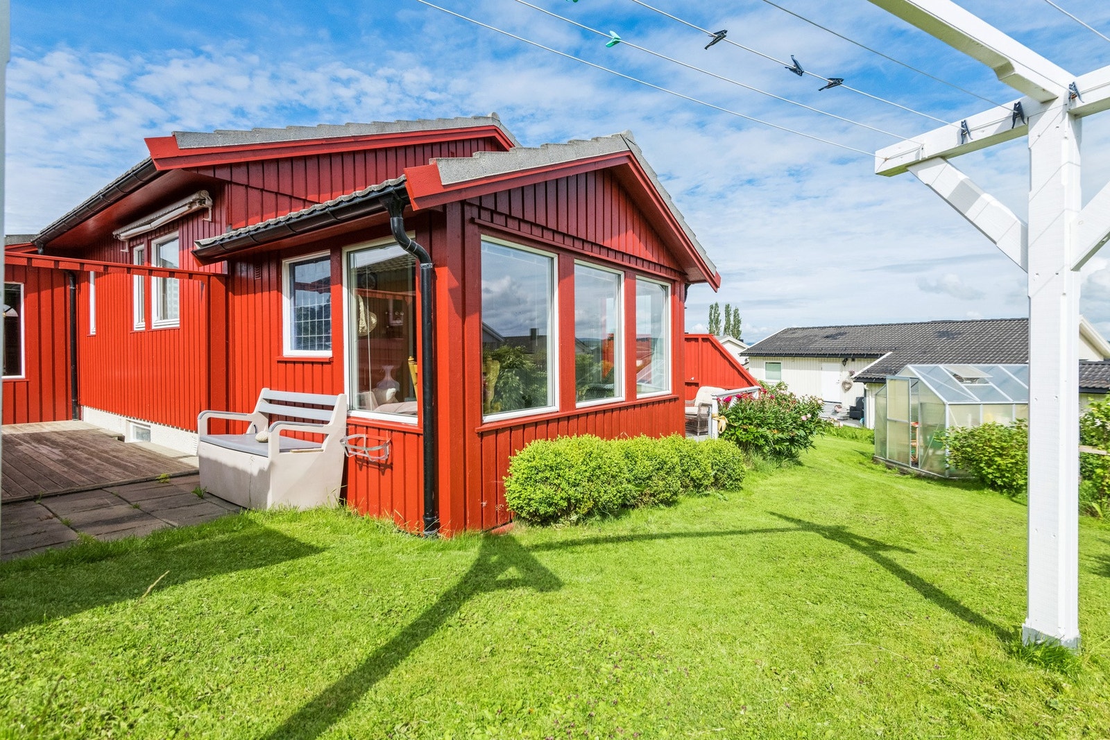 Lys og trivelig hagestue med masse lysinnslipp fra sør. Praktisk tørkestativ for utvendig tørking av klær. Galleribilde