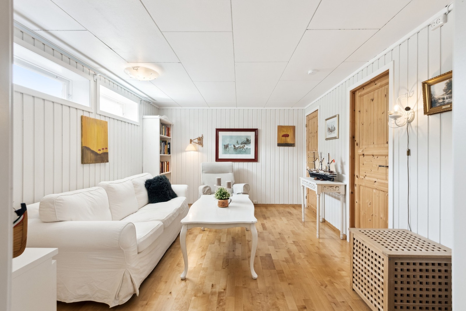 Kjellerstue. Rommet er ikke godkjent som oppholdsrom og tilfredsstiller heller ikke krav til rømning. Galleribilde