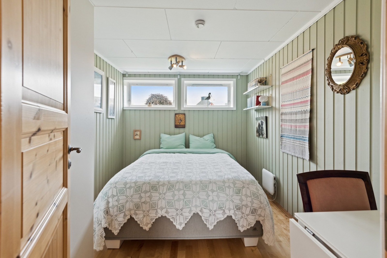 Innredet rom i sokkel er benyttet som soverom, men er ikke godkjent som soverom og tilfredsstiller heller ikke krav til rømning. Galleribilde