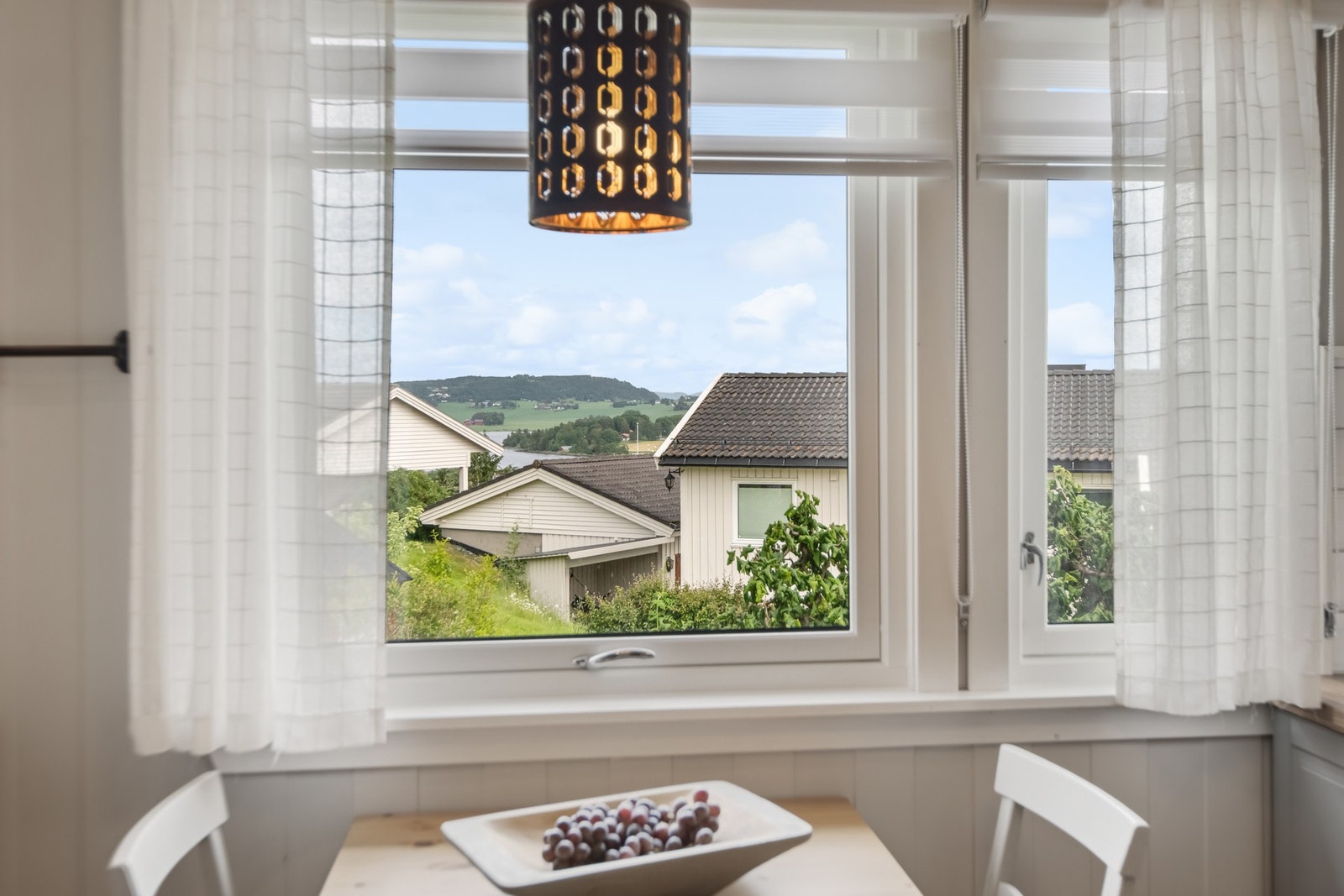 Fra kjøkkenvinduet kan man nyte fjordgløtt til morgenstunden. Galleribilde