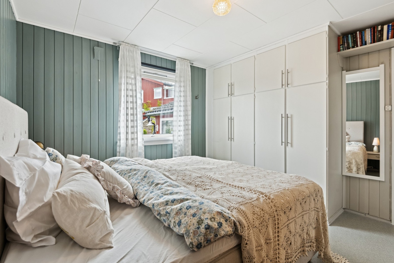 Hovedsoverommet ligger praktisk til i 1.etasje og har innebygget garderobeløsning og god plass til dobbeltseng. Galleribilde