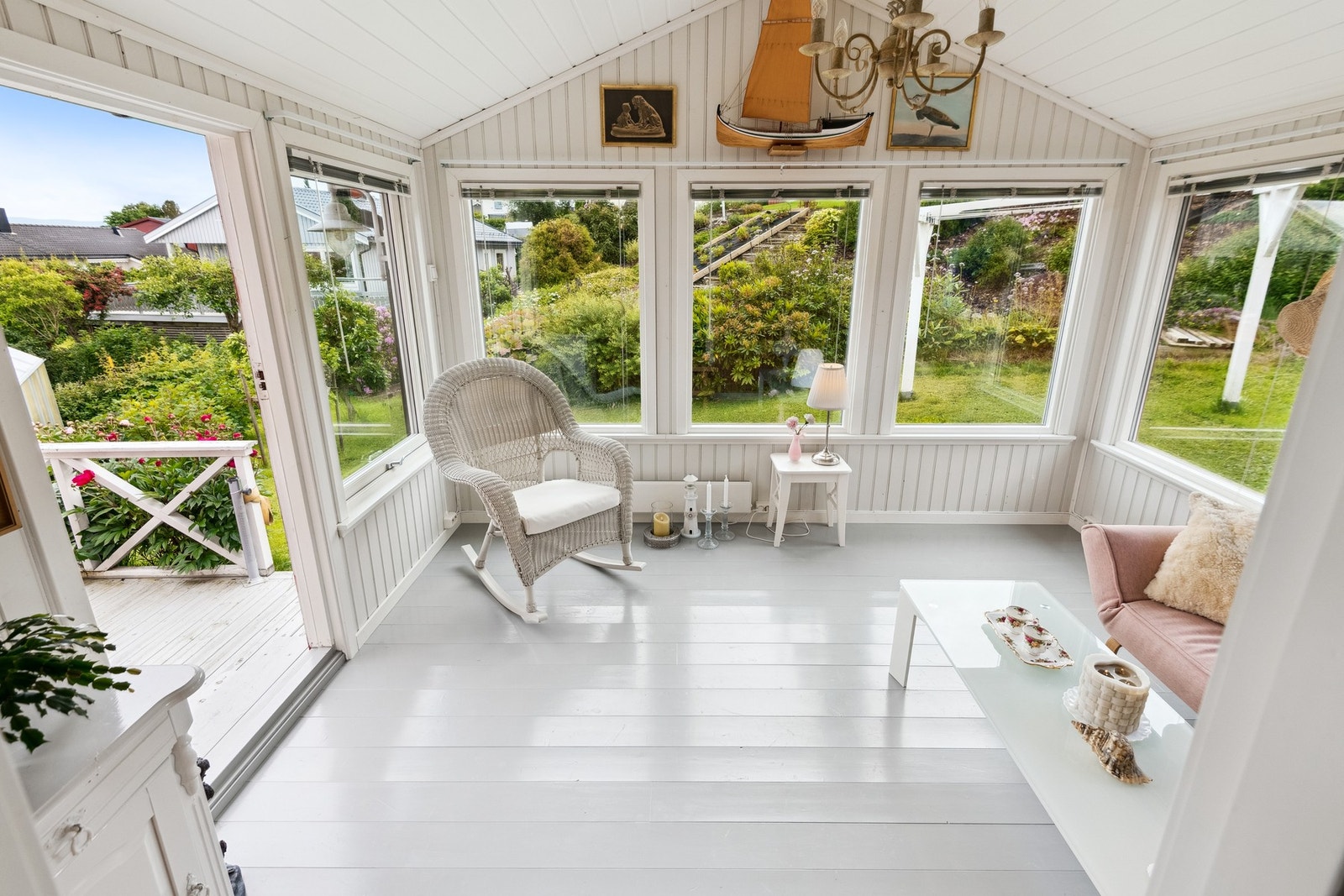 Her ligger det godt til rette for å nyte hagen og uteområdene tross litt ruskete vær. Galleribilde