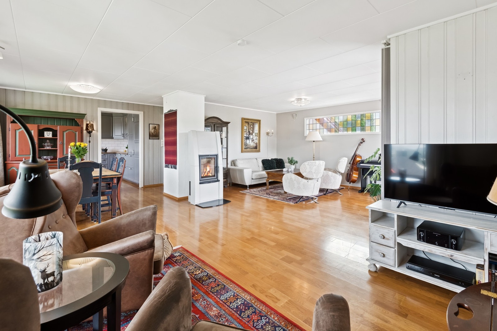 Åpen og romslig stue med muligheter for å møblere i ulike soner. Galleribilde