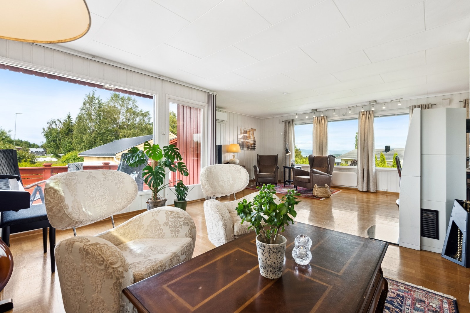 Stua har godt med lysinnslipp fra tre sider, som gir en god romfølelse. Galleribilde