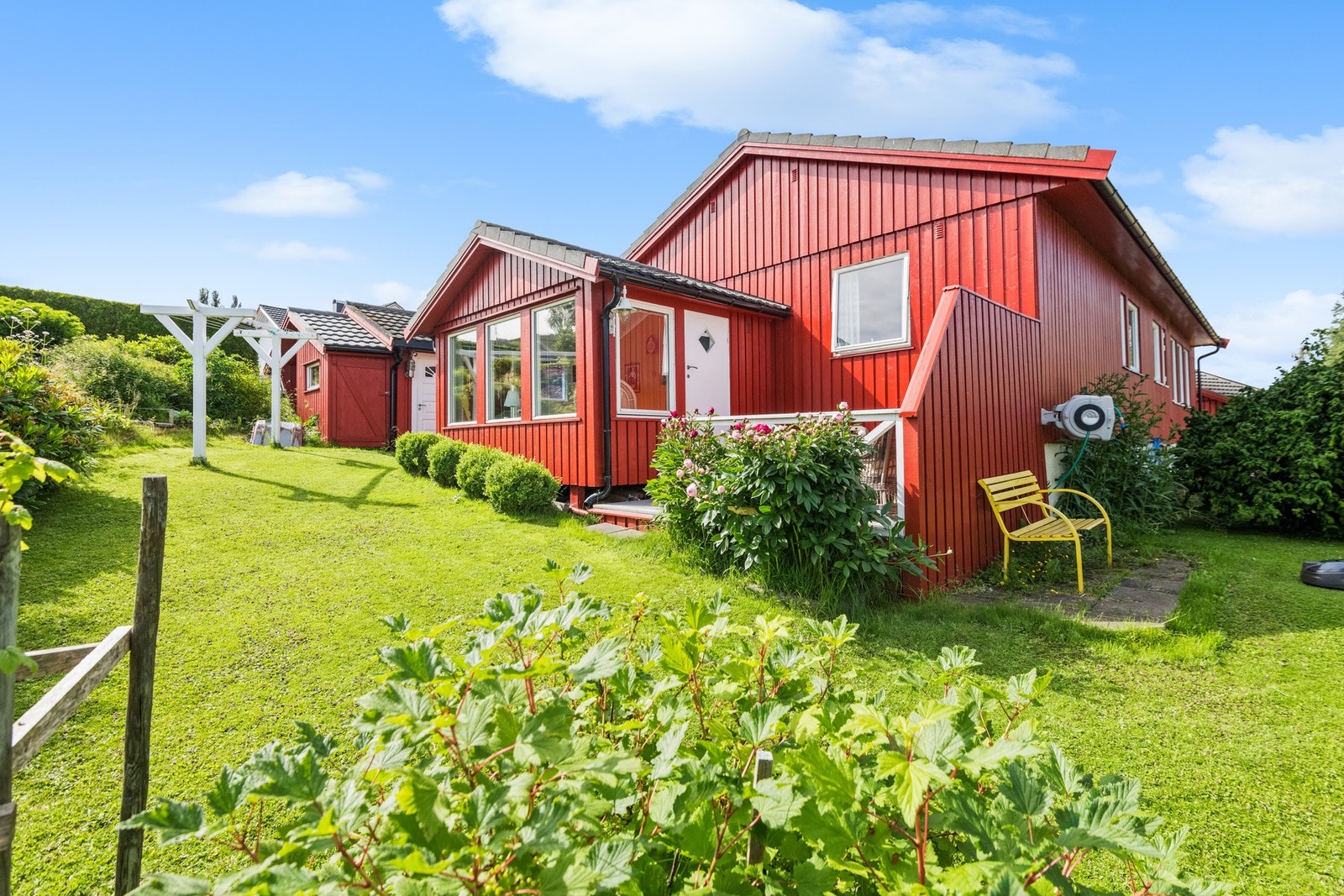 Eiendommen er pent opparbeidet med flere fine uteplasser hvor man kan nyte fine sommerdager maksimalt. Galleribilde