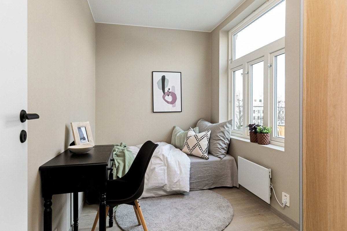 Dette er Solen. Soverommene er av god størrelse med plass til det man trenger. Nye garderobeskap med speilfronter, seng, panelovn og solskjerming medfølger. Galleribilde