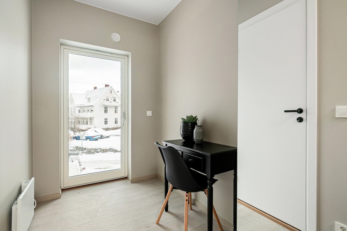 Dette er Merkur. Soverommene er av god størrelse med plass til det man trenger. Nye garderobeskap med speilfronter, seng, panelovn og solskjerming medfølger. Galleribilde