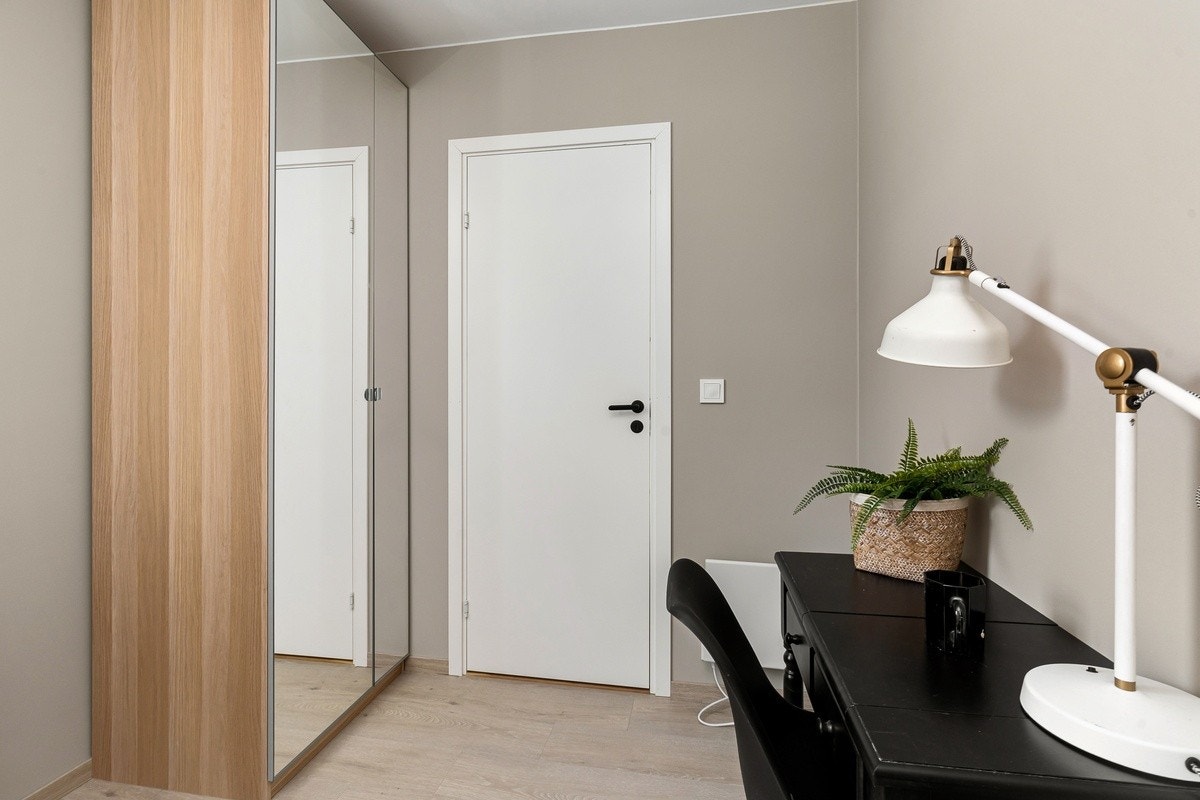 Dette er Mars. Soverommene er av god størrelse med plass til det man trenger. Nye garderobeskap med speilfronter, seng, panelovn og solskjerming medfølger. Galleribilde