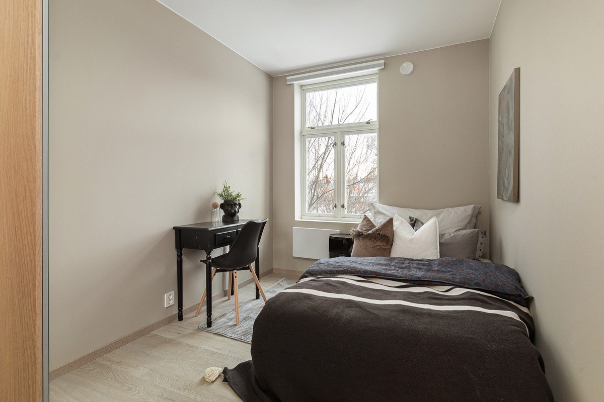 Dette er Saturn. Soverommene er av god størrelse med plass til det man trenger. Nye garderobeskap med speilfronter, seng, panelovn og solskjerming medfølger. Galleribilde