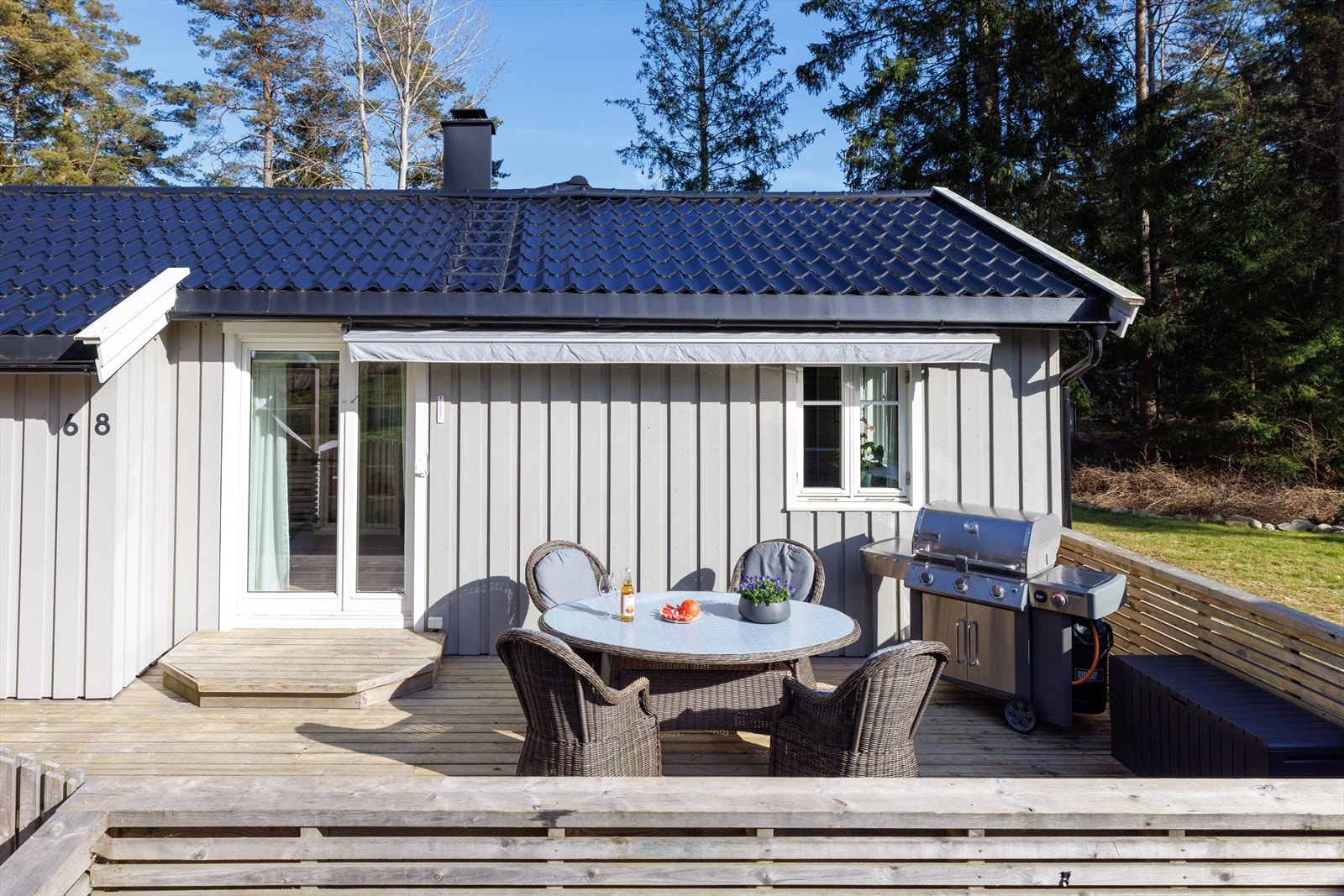 Det er elektrisk markise over verandaen som både gir skjerming mot solen på de varmeste dagene, eller beskytter mot lett regn. Kledningen ble skiftet på den eldre del av boligen i 2018/2019, og det ble etterisolert med 5cm og ny vindsperre. Galleribilde