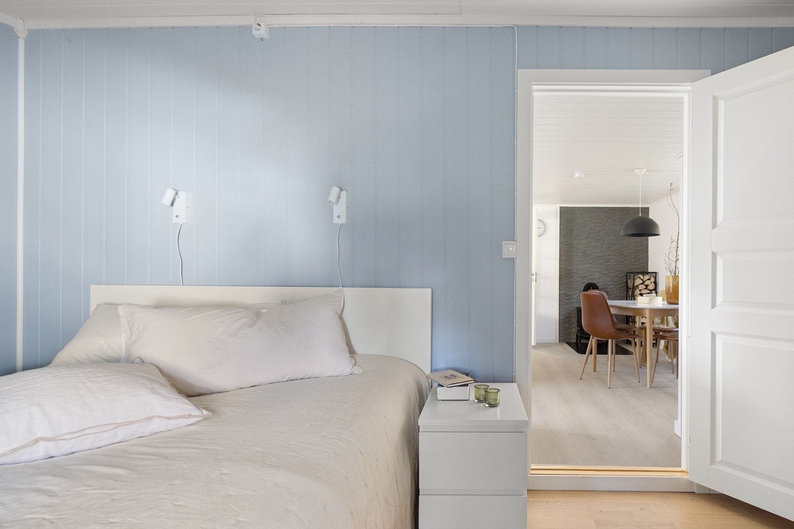 Hovedsoverom ligger vegg-i-vegg med stuen. Galleribilde