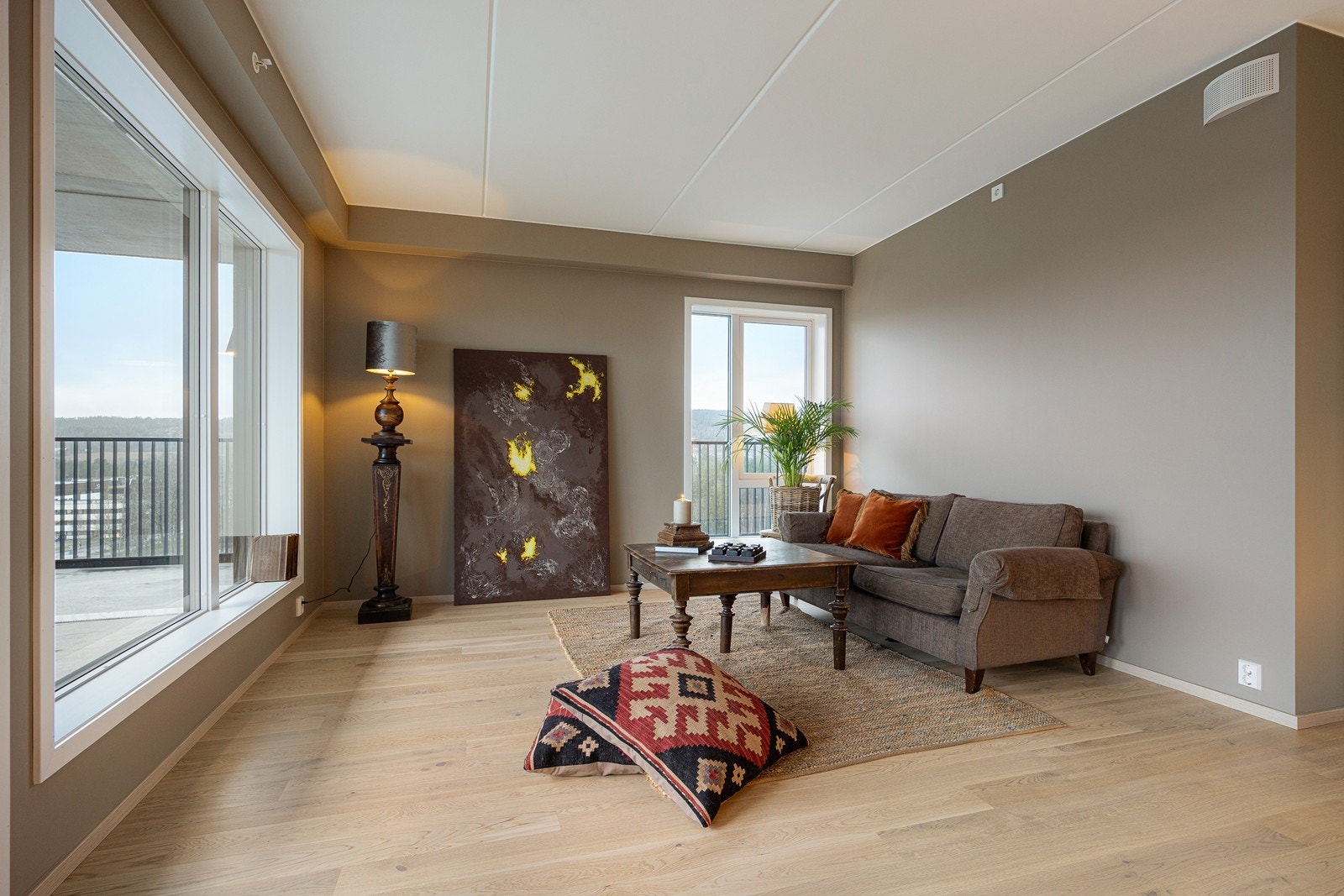 Leiligheten varmes opp med radiator/viftekonvektor med vannbåren varme fra fjernvarmeleverandør. Det er egen energimåler for varmt tappevann og varmtvann til oppvarming. Galleribilde