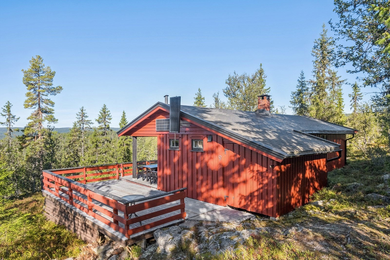Det ble ble tilbygd bod og terrasse i 2004. Hytta har taktekking/renner/vindskier fra 2008. Galleribilde