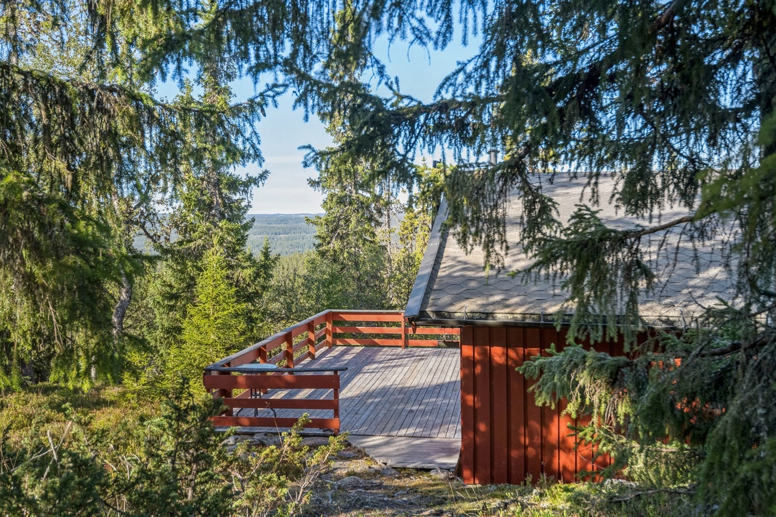 Hytta ligger høyt og fritt til, omkranset av natur. Galleribilde