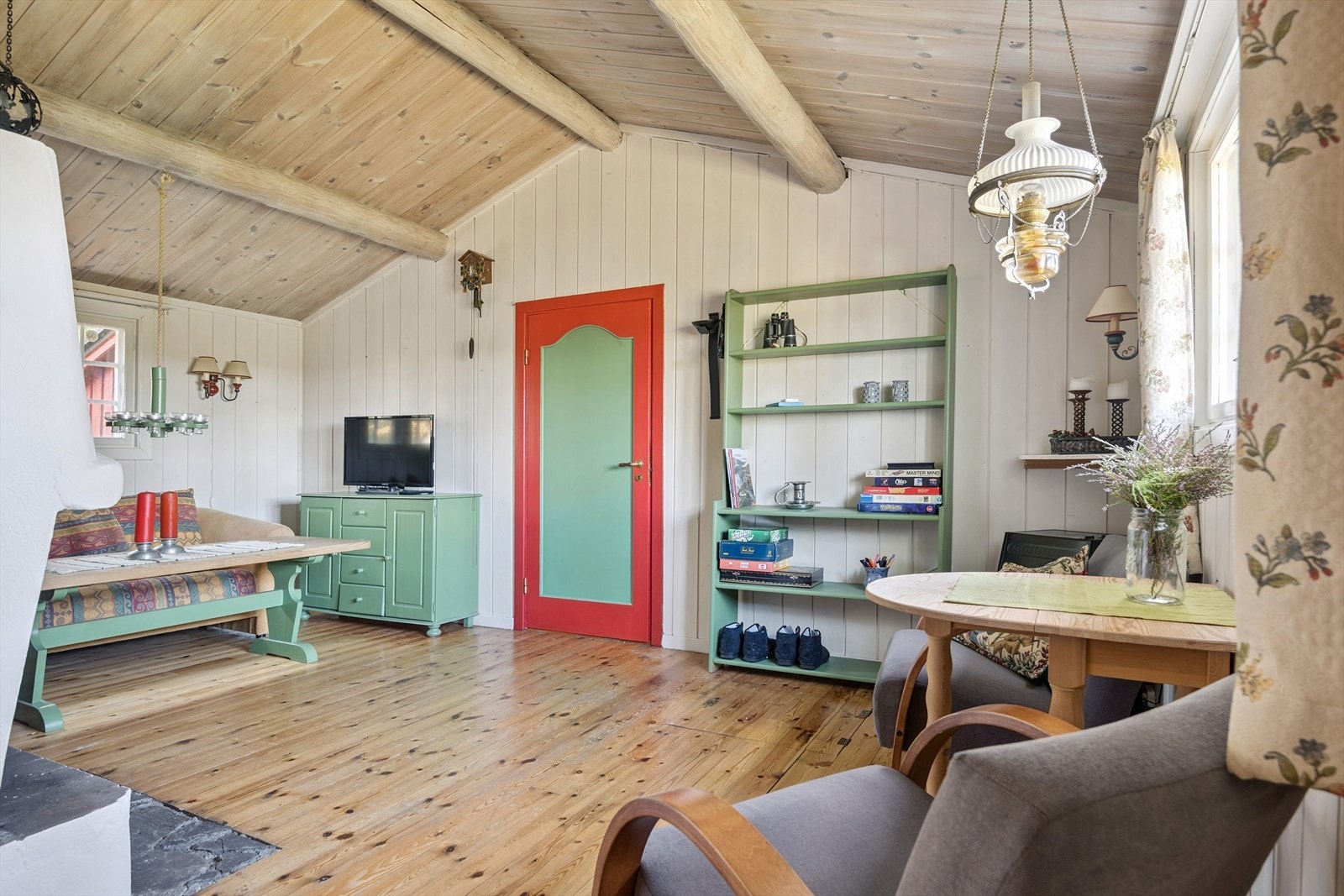 Hytte med enkel hyttestandard uten innlagt vann og strøm. Galleribilde
