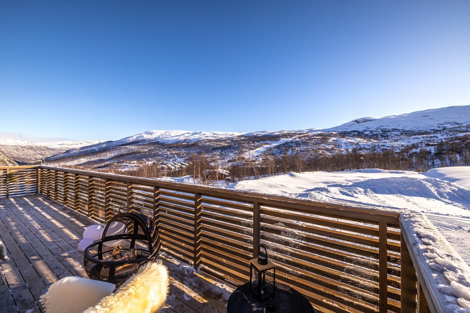 Fra den felles terrassen kan du nyte fantastisk utsikt mot fjellene og nærområdet Galleribilde
