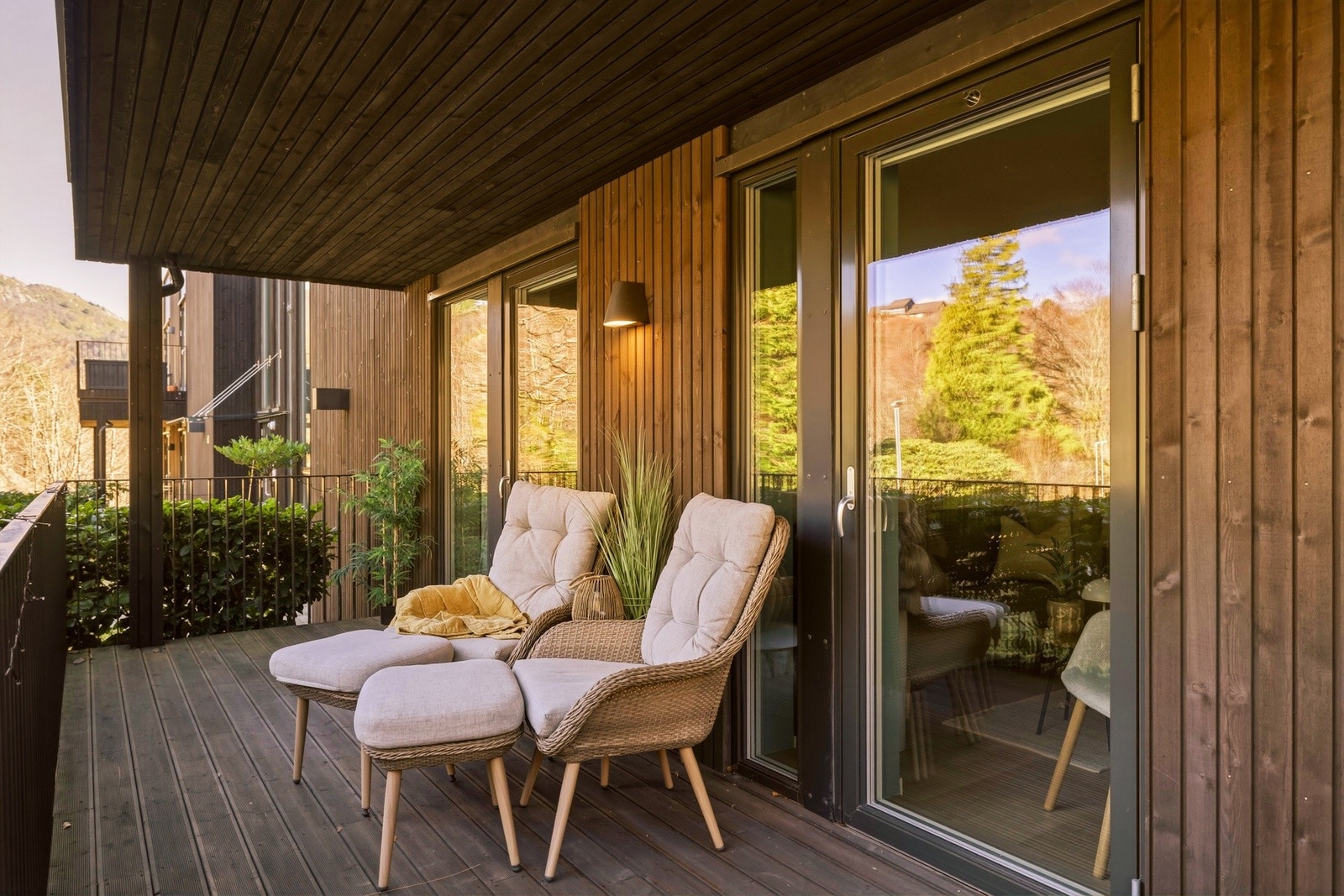 Fra 2 av soverommene er det direkte adkomst til en koselig terrasse. Terrassen har god størrelse med plass til sittegruppe/utemøblement. Galleribilde