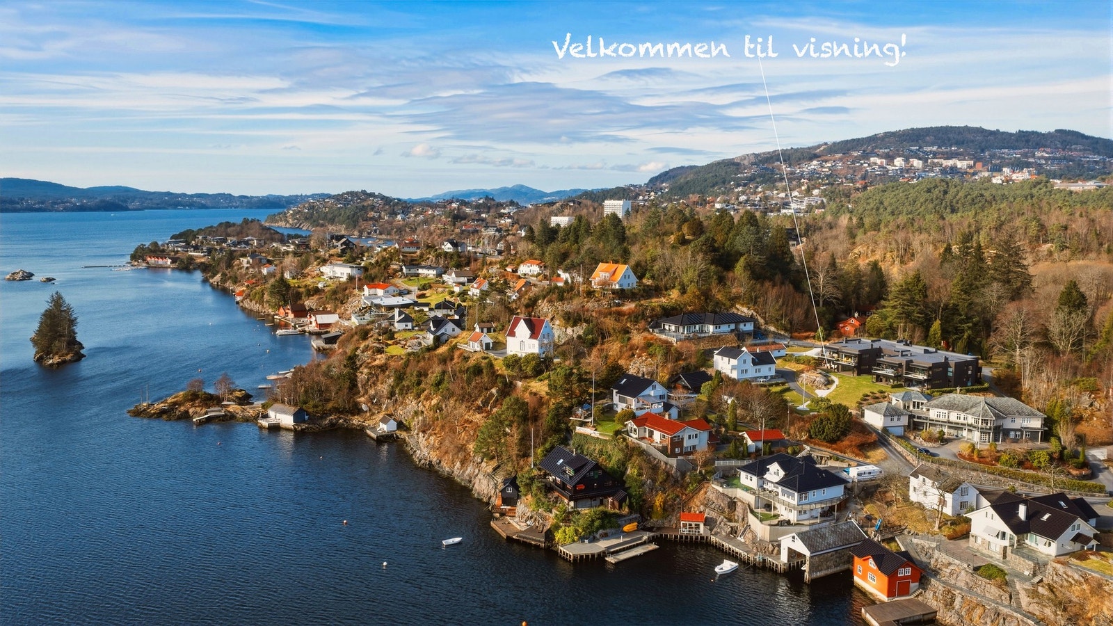 Sameiet ligger i naturskjønne omgivelser med nærhet til sjø og turterreng. Det er kort kjøretid til dagligvare, Åsane Storsenter og Bergen sentrum. Galleribilde
