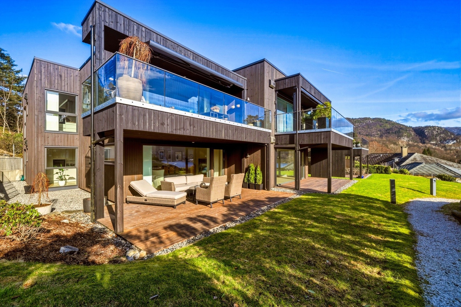 Velkommen til denne eksklusive 4-roms eierleiligheten på 124 m2, med ypperlig beliggenhet i Sameiet Villa Åstvedt. Galleribilde