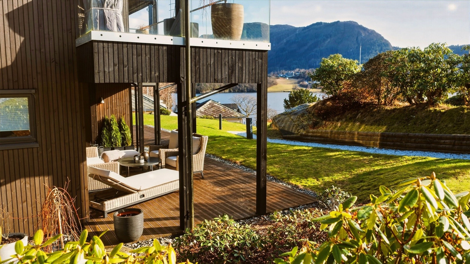 På terrassen sitter man i skjermede omgivelser med begrenset innsyn. Det er fin utsikt mot Eidsvågbukten og tilliggende område. Galleribilde