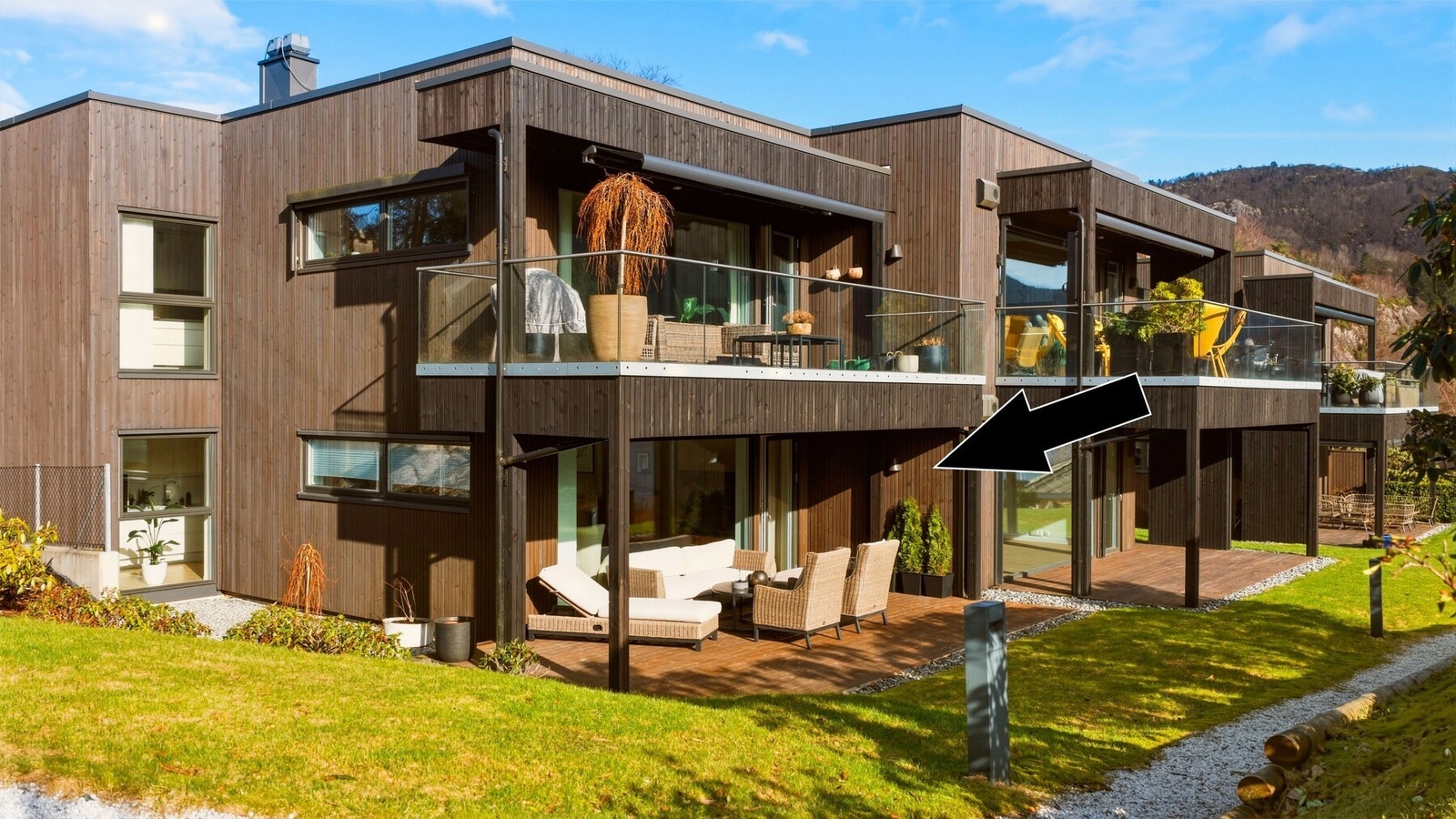 Dette er en nydelig endeleilighet med tre frie sider. Villa Åstvedt har en flott beliggenhet like i nærheten av sjøen og Bergen Golfklubb sitt flotte golfanlegg på Åstveit. Galleribilde