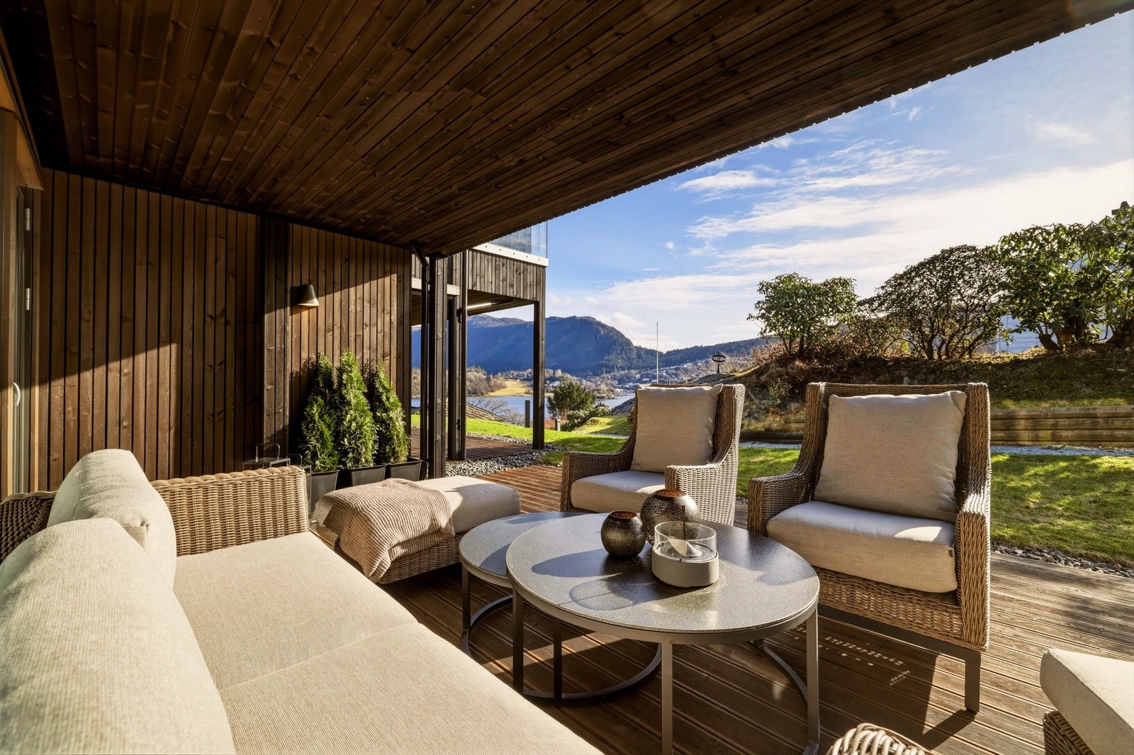 Denne leiligheten har 2 uteplasser/terrasser. Her kan man nyte solen i fine omgivelser. Galleribilde