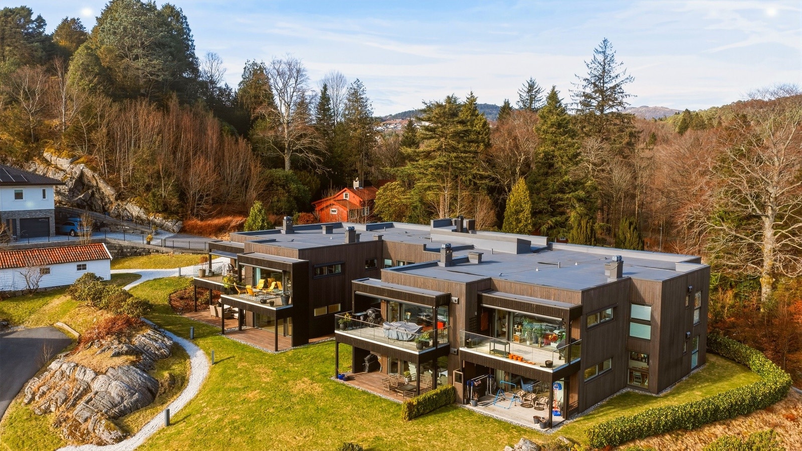 Villa Åstvedt har god beliggenhet i vakre omgivelser på Åstveit. Bygget stod ferdigstilt i 2018 med innflytting 1. kvartal 2019. Galleribilde