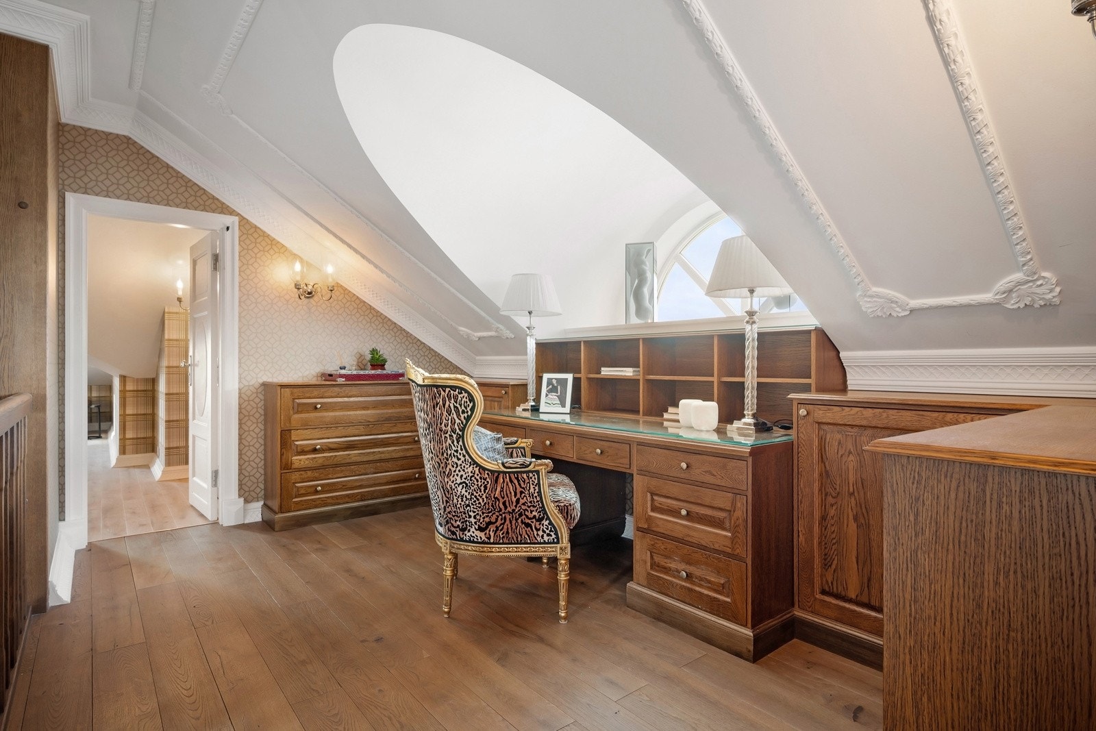 Mellomgang mellom soverommene. Passer ypperlig som kontor. Galleribilde