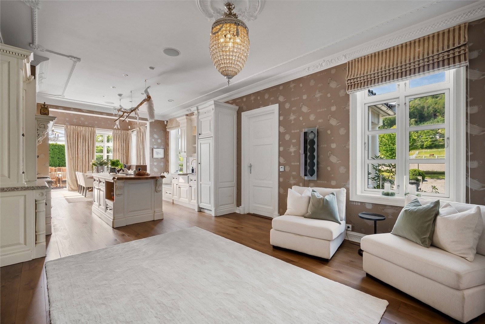 Mellom dagligstuen og kjøkkenet finner man en romslig mellomstue. Galleribilde