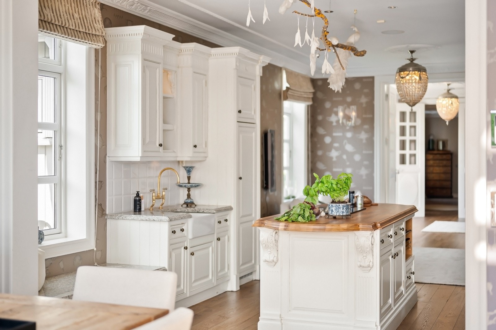 Kjøkkenet har heltre benkeplate på kjøkkenøy. Polert naturstein på øvrige benker. Galleribilde