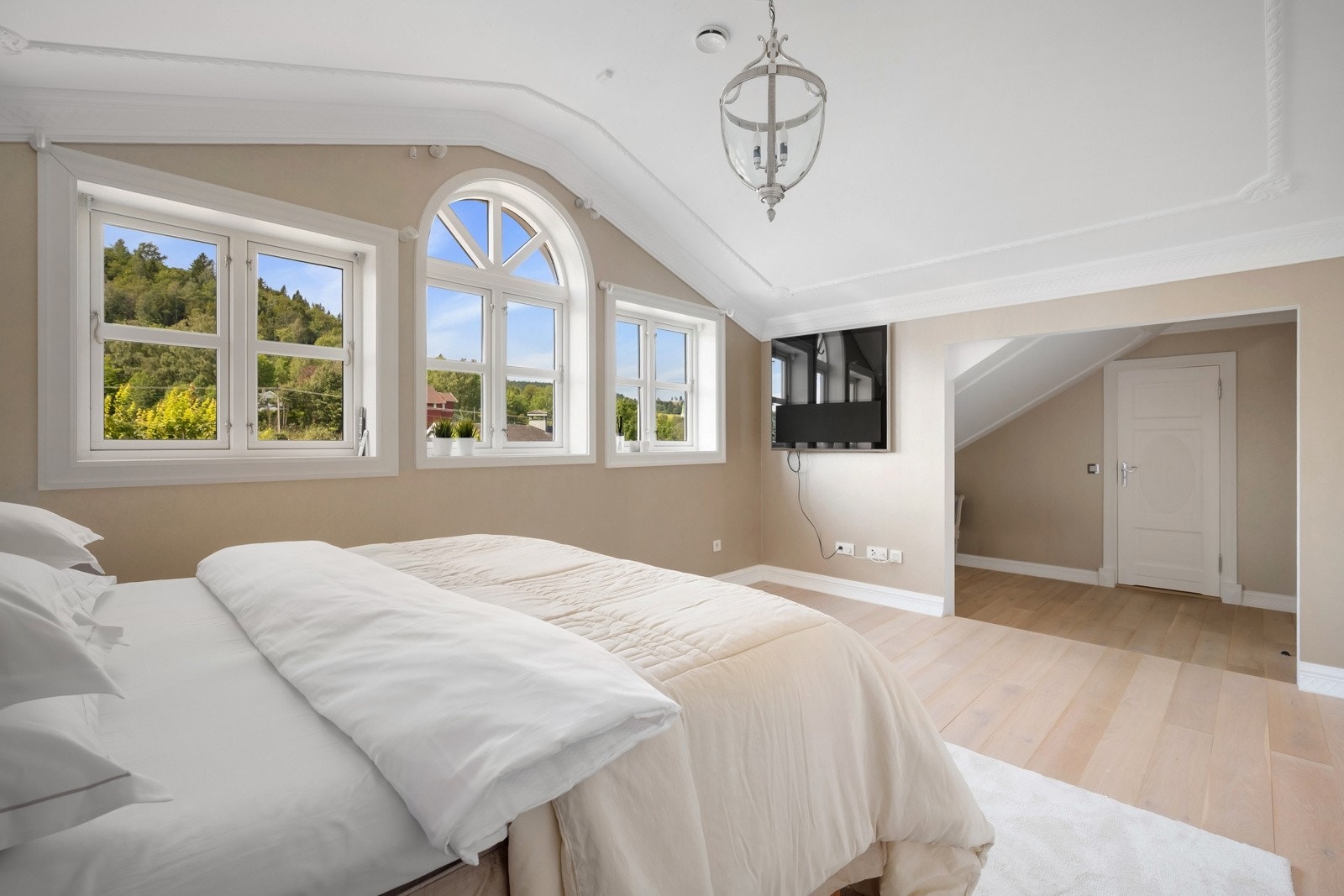 Boligen har fem romslige soverom med tilgang til egne bad. Galleribilde