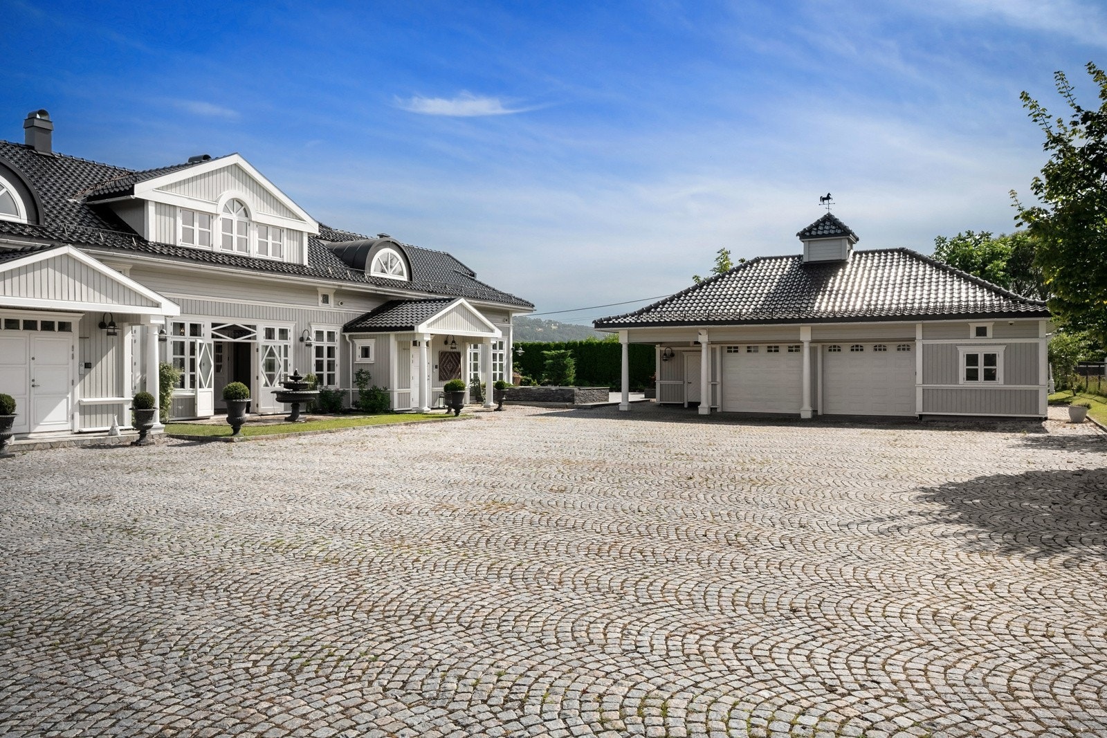 Hovedhuset er oppført i 2002 og er ombygget / påbygget i 2010/2011. Galleribilde