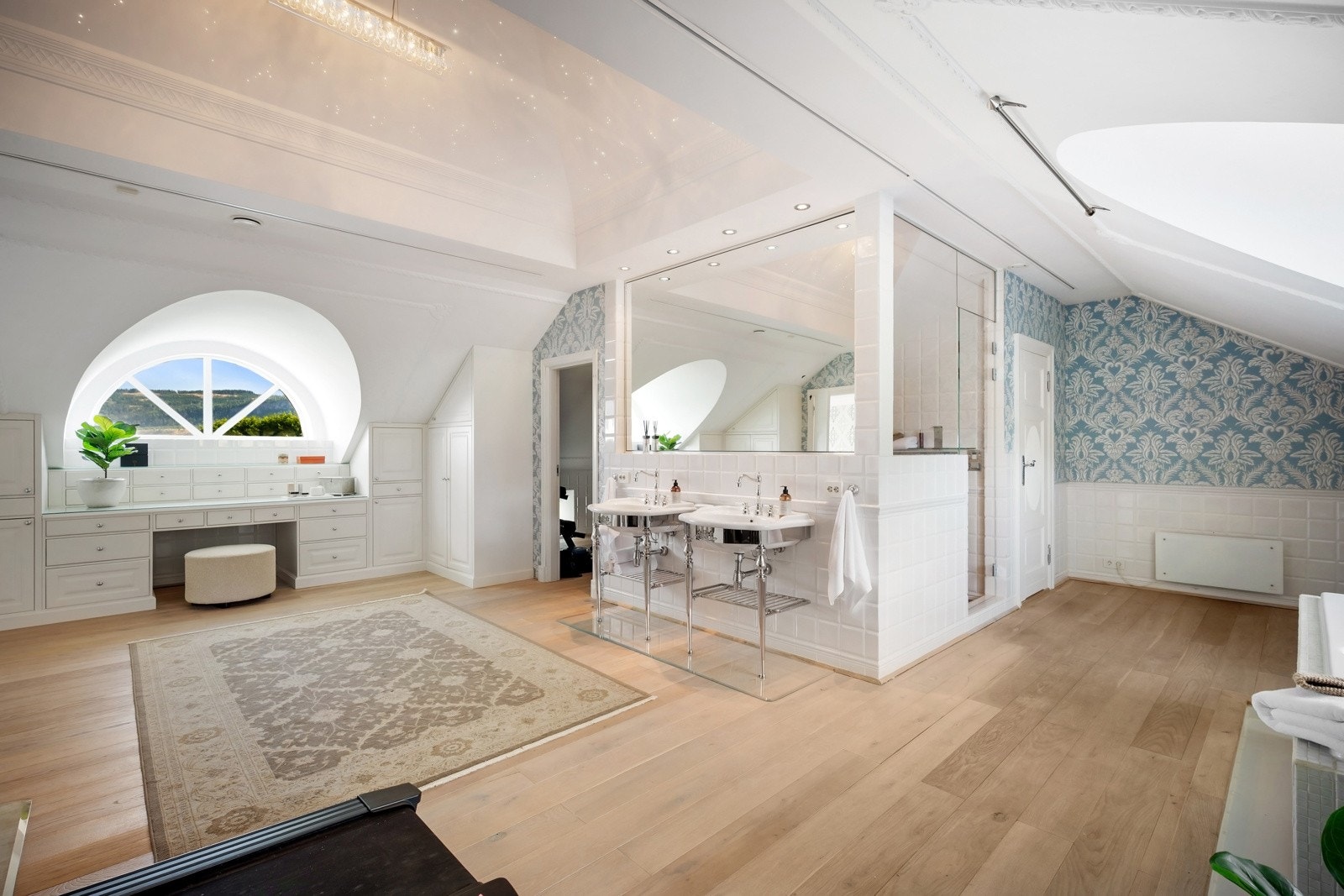 Hovedbadet er meget romslig med frittstående stort badekar, innredning med benk og flere skap. Galleribilde