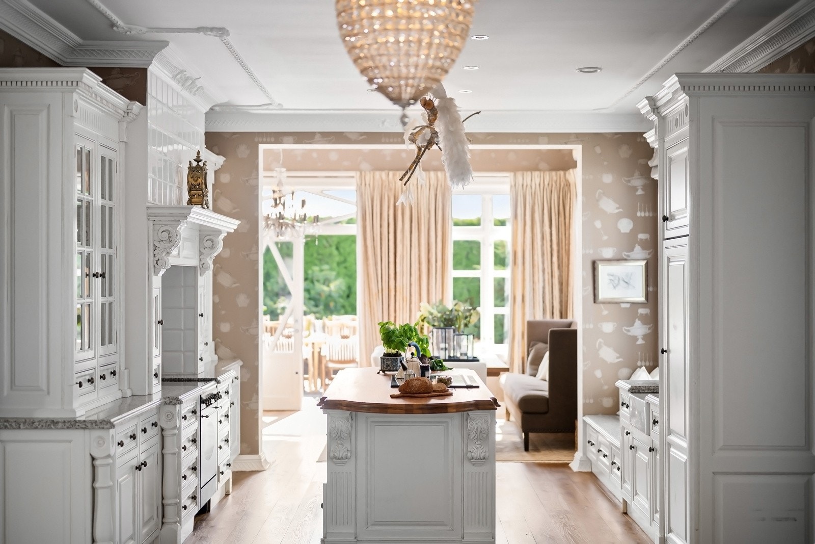 Kjøkkenet har integrert stekeovn og komfyr med keramisk topp. Det er montert kjøleskap og fryser med kaldt vann og isbiter i bod med inngang fra kjøkken. Galleribilde