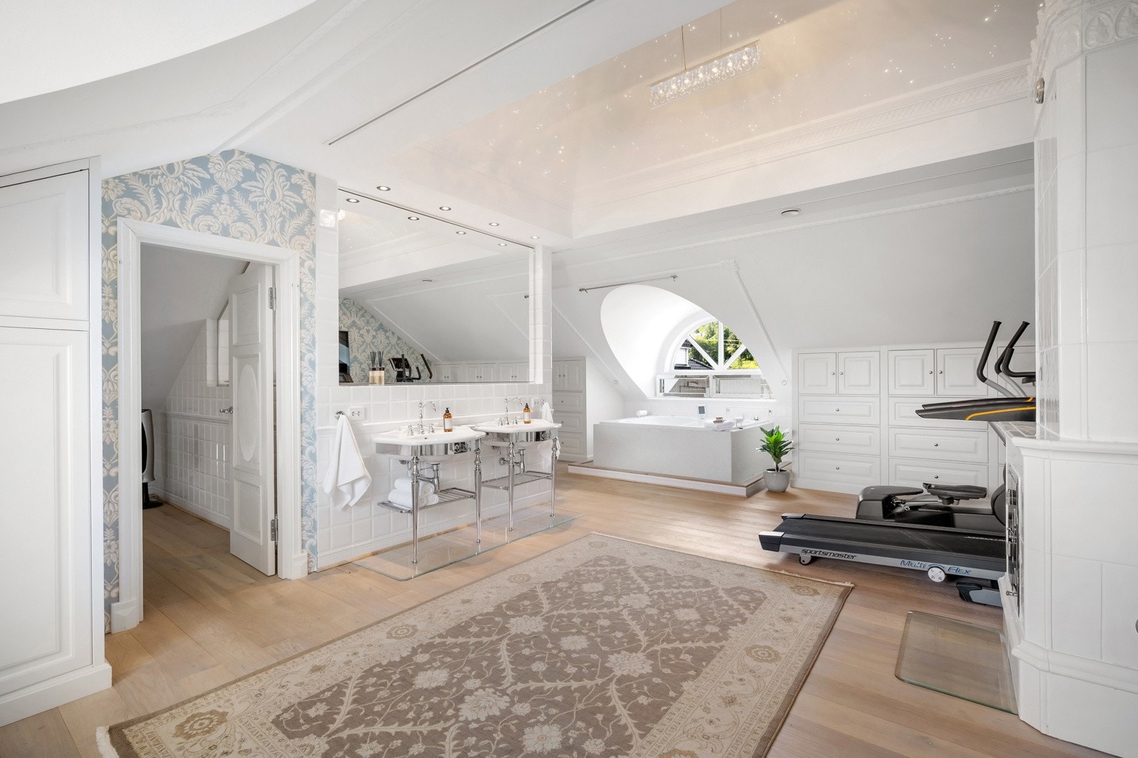 Hovedbadet har dels glassvegger, og glassdør til eget dusjrom med 2 dusjer. Galleribilde